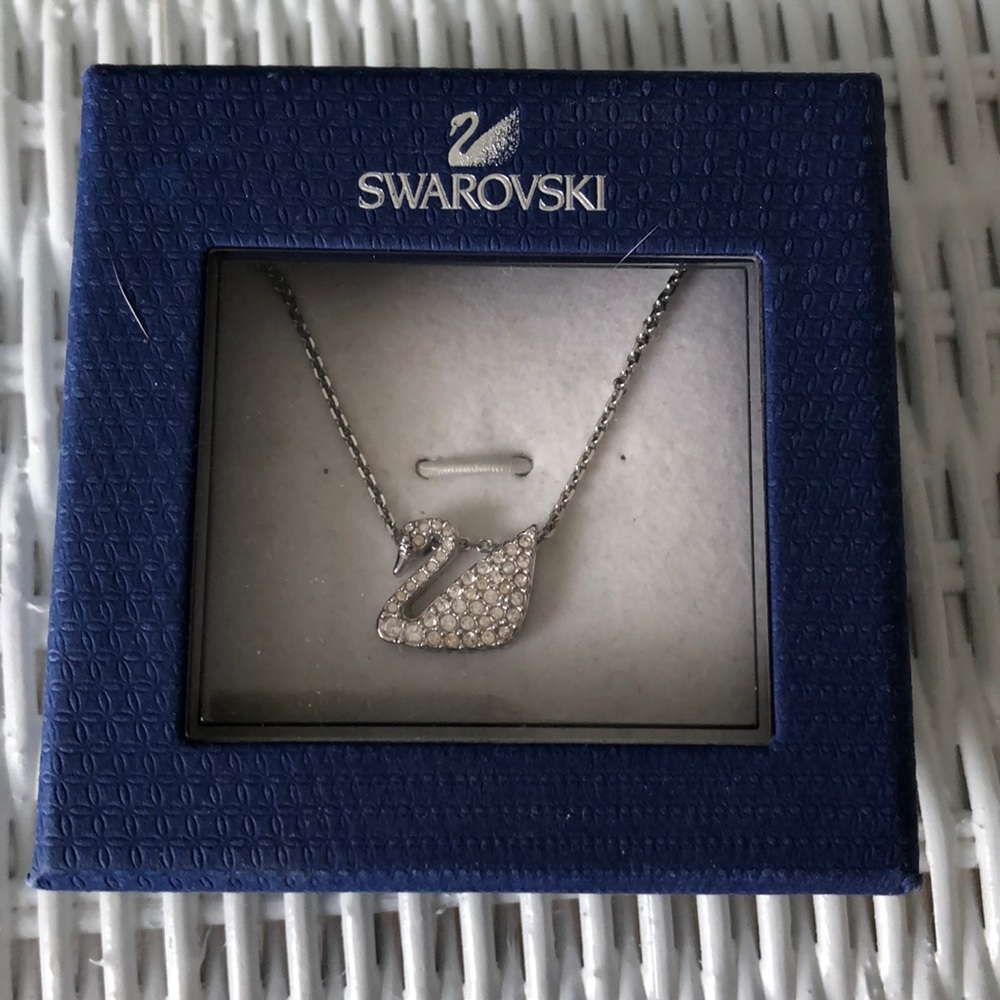EUC Swarovski Swan Necklace 🦢